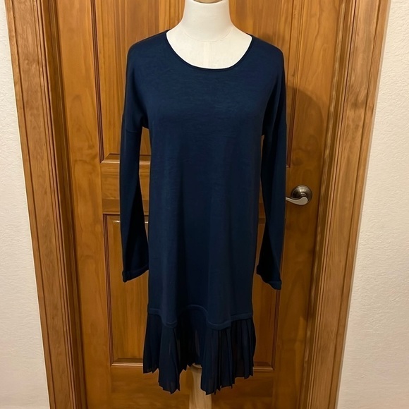 NWT WRAP London Size 8 Deep Navy Light Weight Sweater Dress with Chiffon pleats - Picture 1 of 9